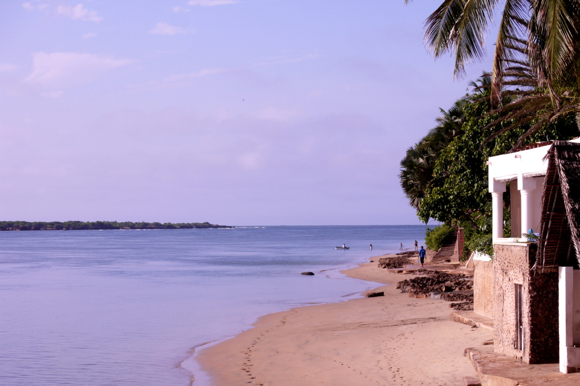 Insel Lamu Kenia Strand bei Flut 
